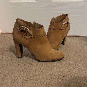 Chic Tan Heeled Boots with Gold Accent